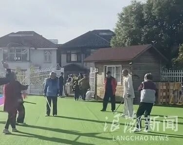 云上速融 江苏一幼儿园操场有老年人练剑健身，工作人员：老人们认为该处阳光好，撬掉门锁进来